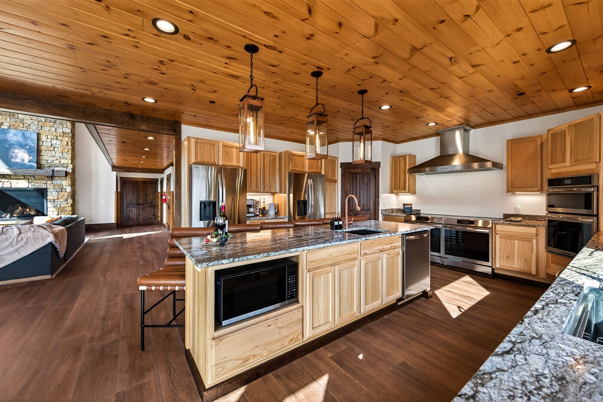 🍽️ Chef’s Kitchen– This fully stocked kitchen is designed for gathering & entertaining, featuring 2 full-size refrigerators, 4 ovens, 2 dishwashers, 2 microwaves & 2 sinks, plus a coffee bar. Perfect for preparing meals for the whole group.