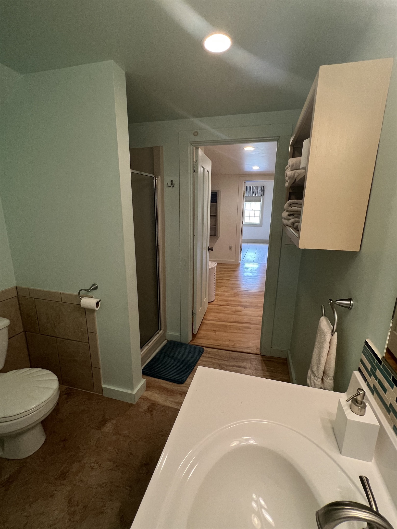 2nd floor bath with shower