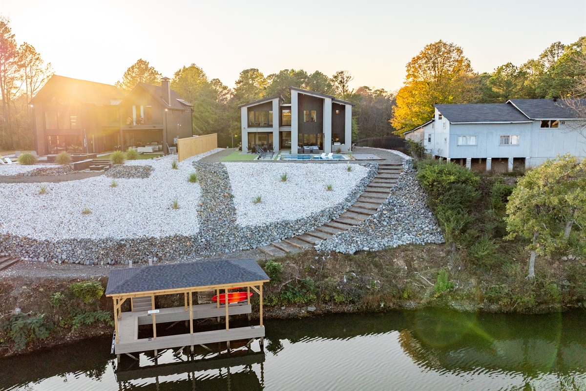 A breathtaking lakeside view from above &ndash; this property is a peaceful haven where you can relax and enjoy nature&rsquo;s beauty.