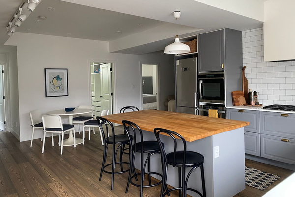 You can see on this picture into the two bedrooms from the kitchen, dinning and living room 