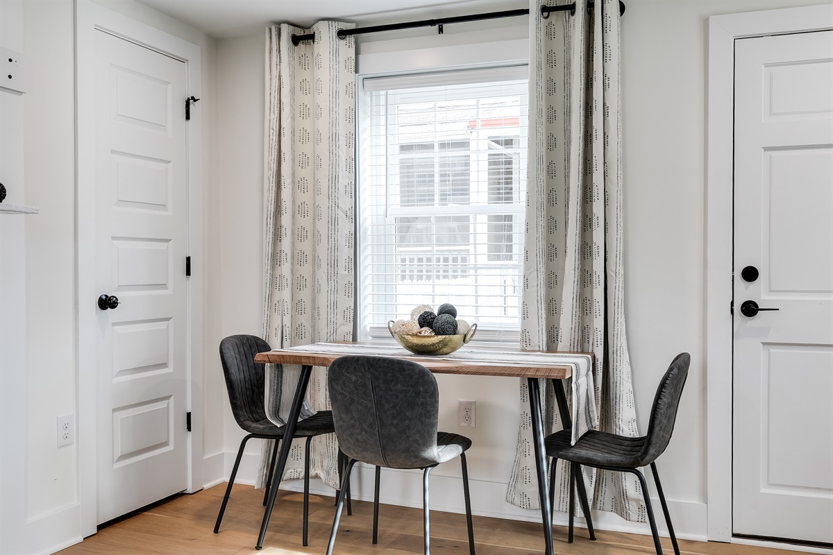 Dining Nook: Bright and airy space perfect for morning coffee or lively dinner conversations!