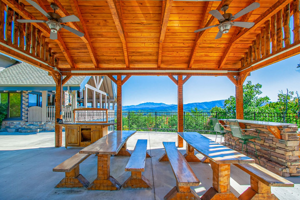Covered picnic and grill patio, Majestica Lodge