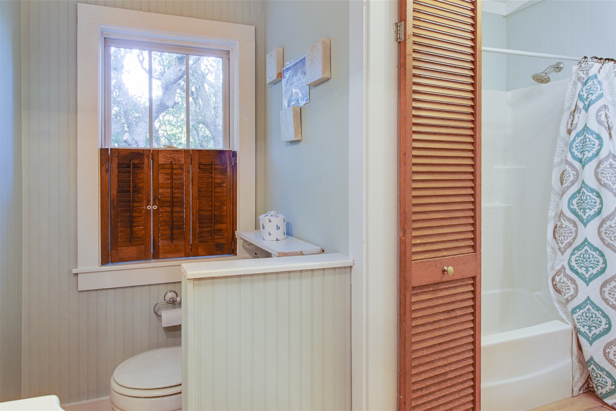 Bathroom 2: Fiberglass Tub/Shower Combo