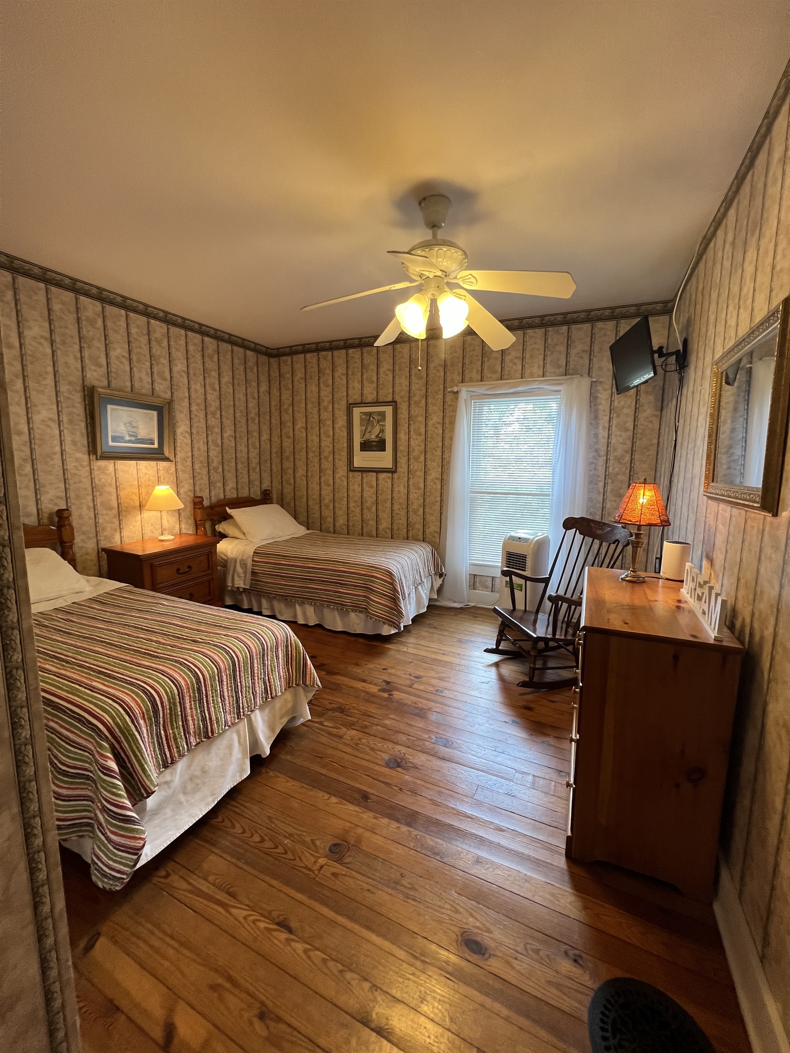 The Federal House 2nd floor Twin bedroom #3 w/TV