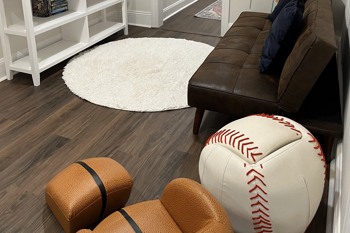 Main House: Reading and TV Nook