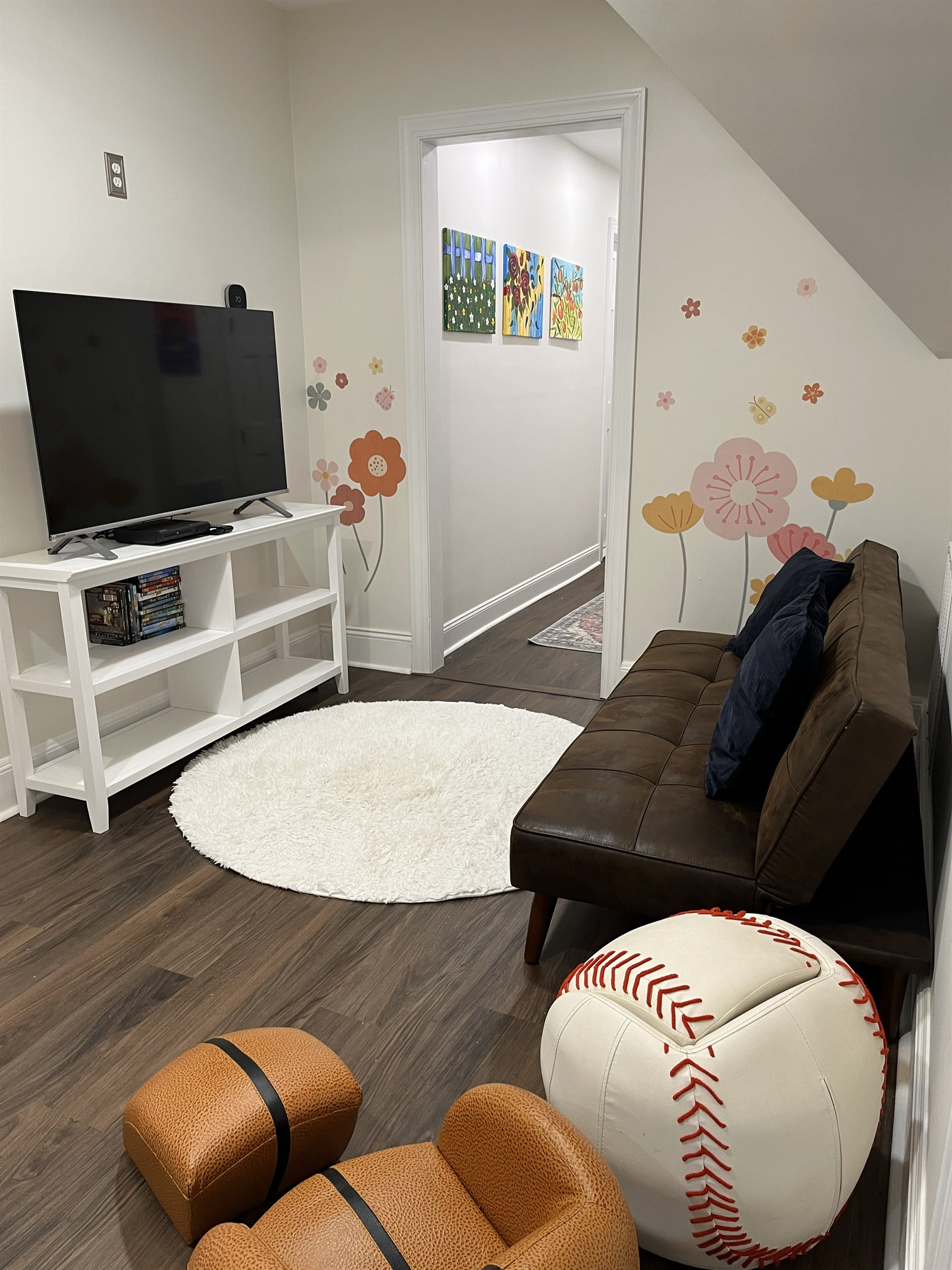 Main House: Reading and TV Nook