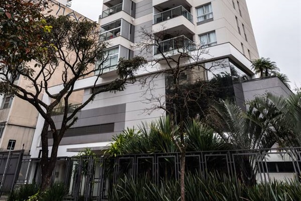 Fachada moderna do condomínio Homelike Pinheiros, com segurança 24h e localização privilegiada próxima à Av. Faria Lima e metrô.