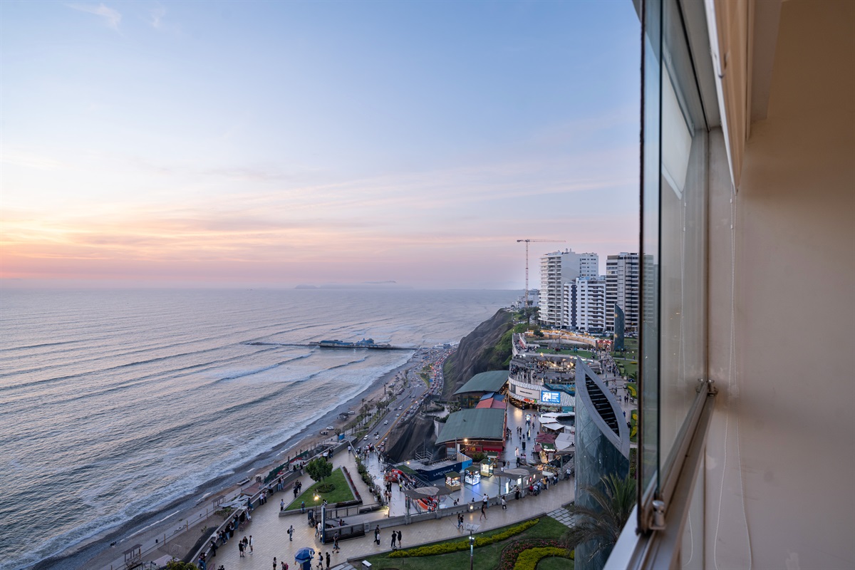 Modern comfort with a queen bed and unforgettable views of the ocean and Malecón  /  Cama queen y vistas inolvidables al océano y al malecón