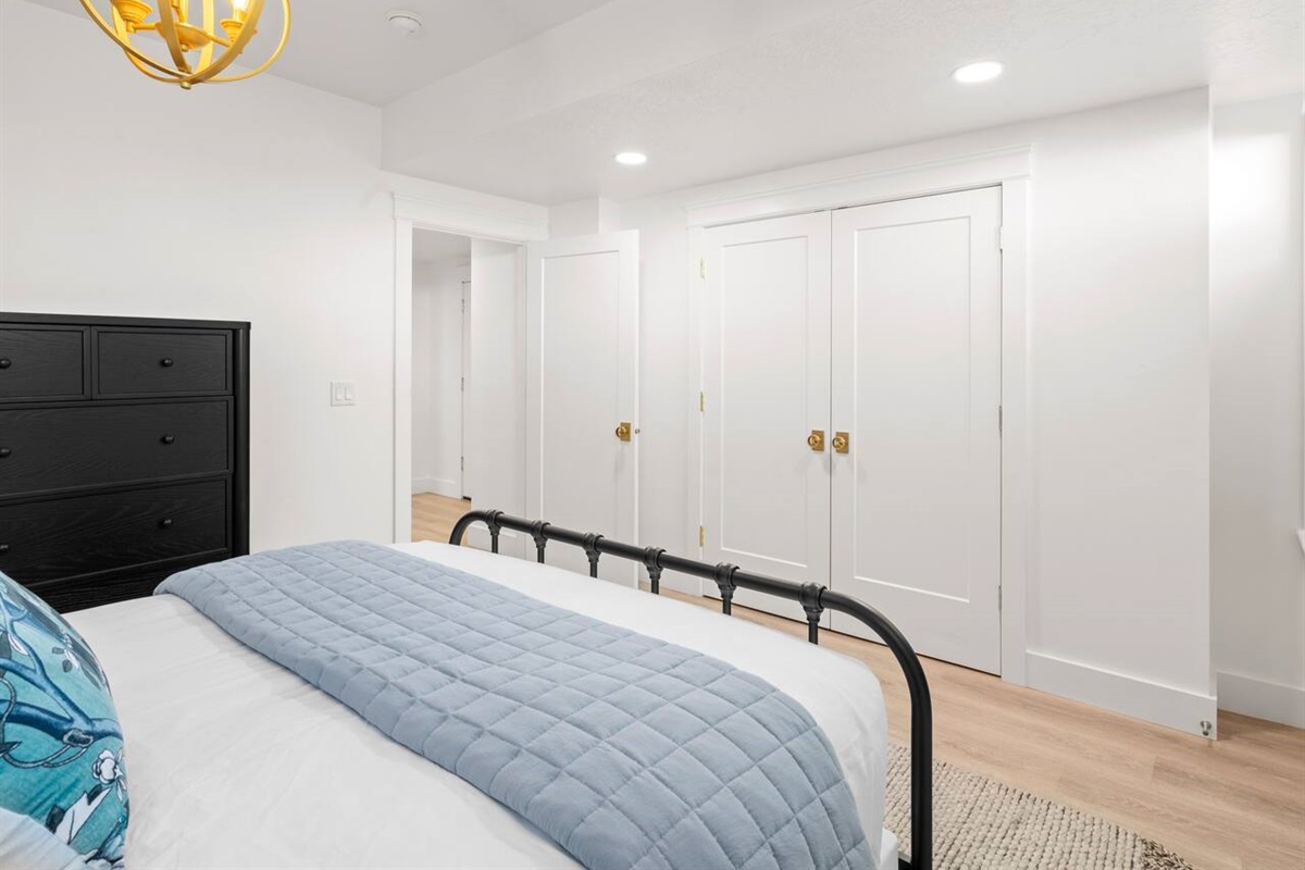 Queen Bedroom 4 - Guesthouse
