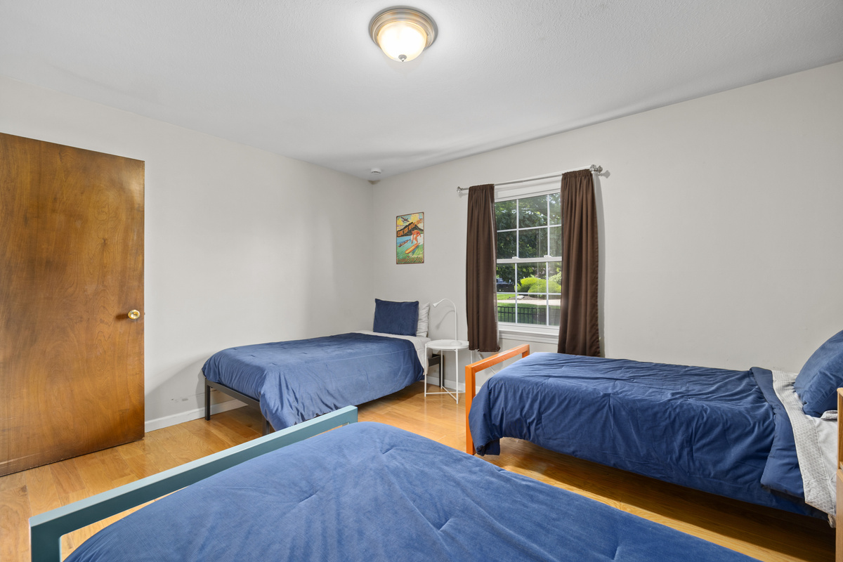 Bedroom 3 has 3 twin Beds