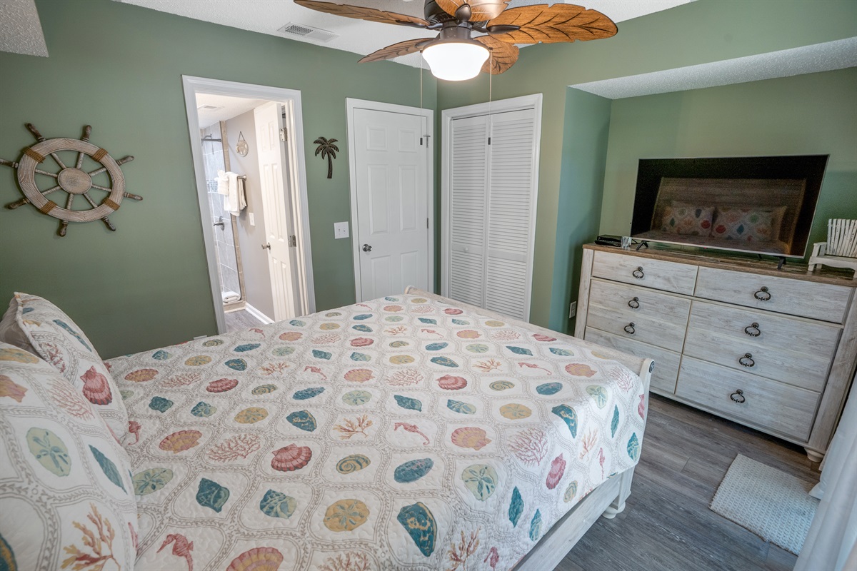 Queen bed in Main Bedroom