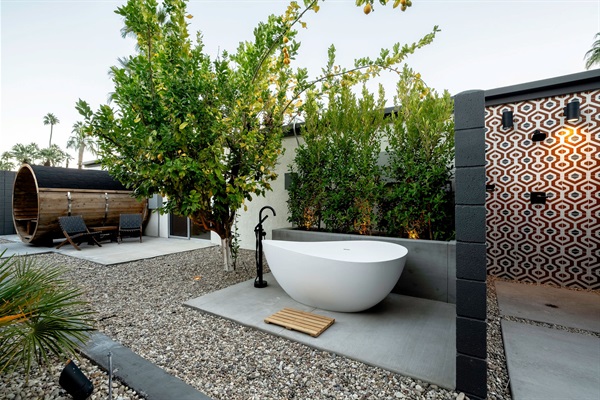 Your own outdoor spa with shower, tub and sauna