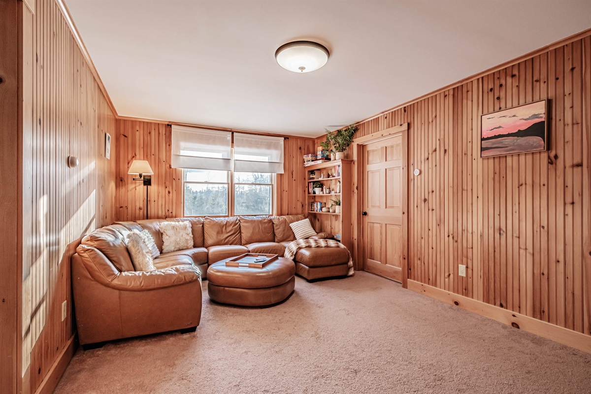 Warm and inviting space, ideal for family time or quiet evenings.