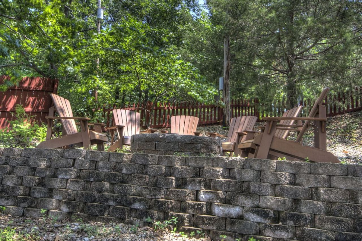 Enjoy the evenings with friends & family at fire pit, with beautiful lake views!