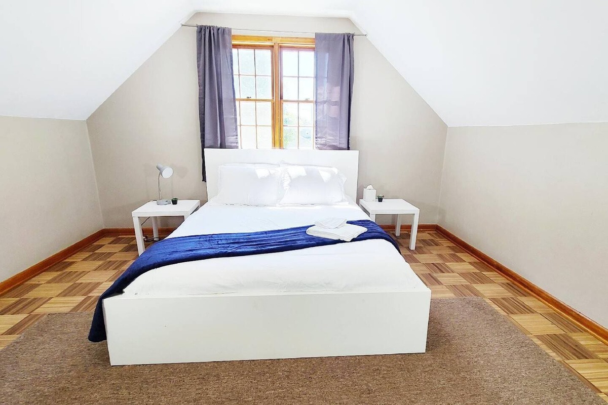Spacious Queen-Sized Bed – Enjoy a restful night’s sleep on a comfortable, spacious queen-sized bed, perfect for your stay.