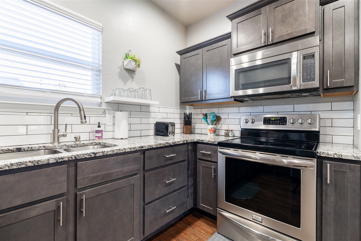 Kitchen, Stove & Microwave