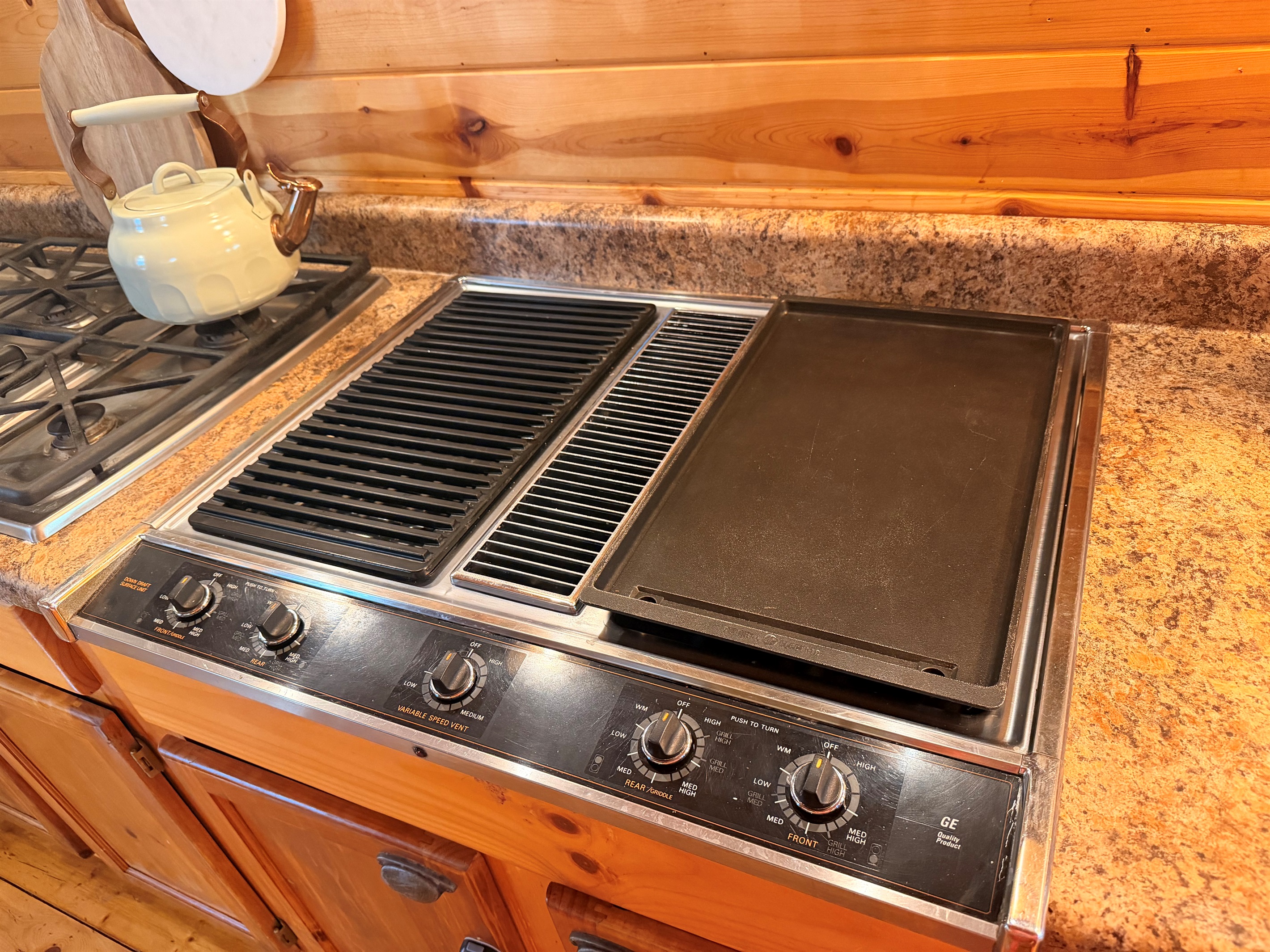 Spacious kitchen at Poppywood Pines featuring a built-in griddle cooktop—perfect for cooking breakfast for large groups. Make pancakes, bacon, and eggs with ease in this family-friendly White Mountains cabin near Show Low. 🥞🏔️