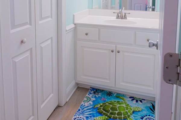 Downstairs hallway bathroom with a connecting shower/toilet room to the right. Laundry to the left.
Starter TP provided. Towels and linens provided.
