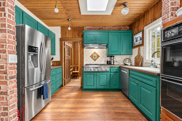 Yes, you can really cook here. The chef-ready kitchen includes a six-burner Thermador cooktop, double ovens, warming oven, air fryer, quality coffee setup, spices and plenty of prep space—equipped for everything from brunch to a celebratory feast.