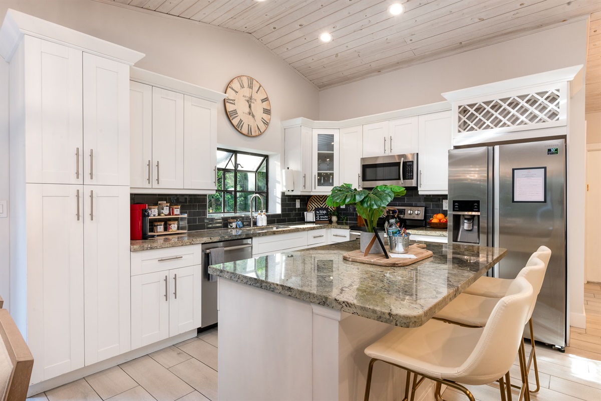 The heart of the home: a kitchen island ideal for serving snacks and gathering with friends.