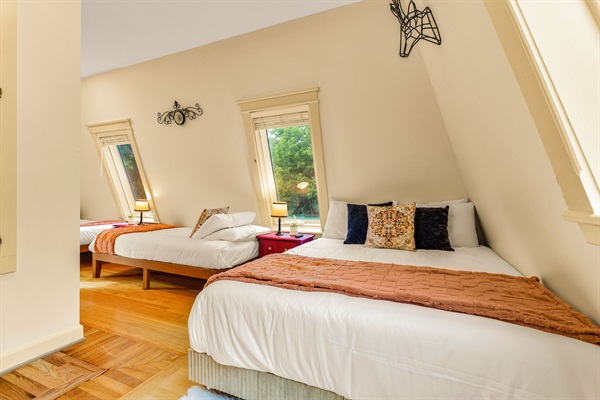 BR5: 3rd level bedroom with queen plus 2 twins
