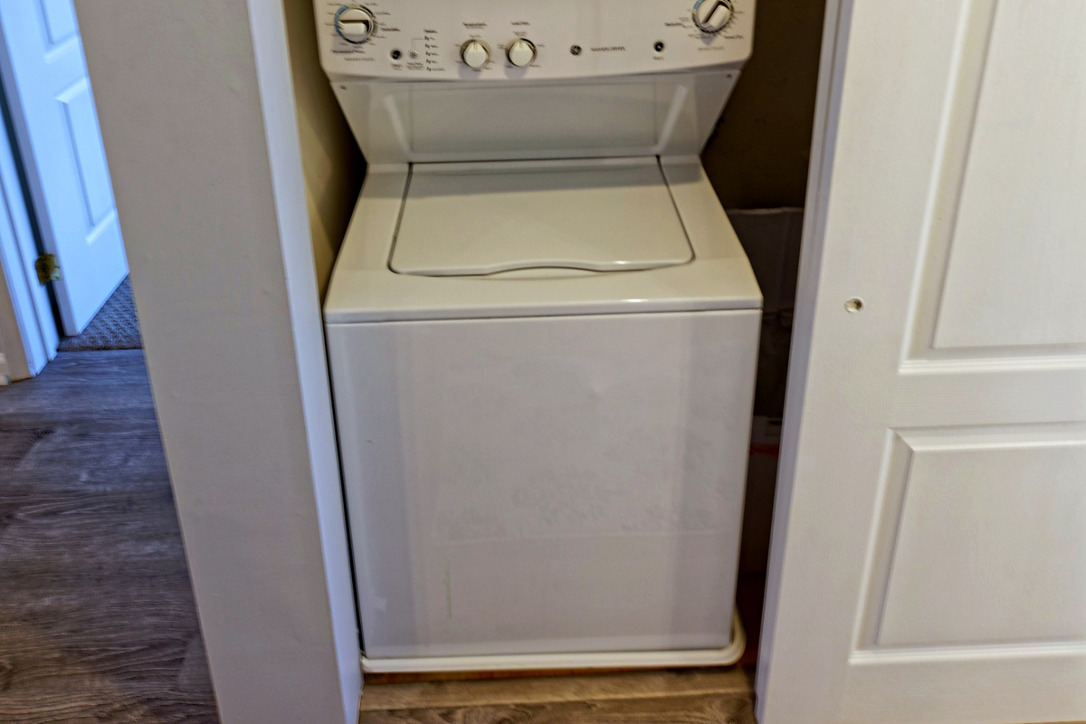 Laundry Room: Enjoy the convenience of in-unit laundry for carefree beach days!