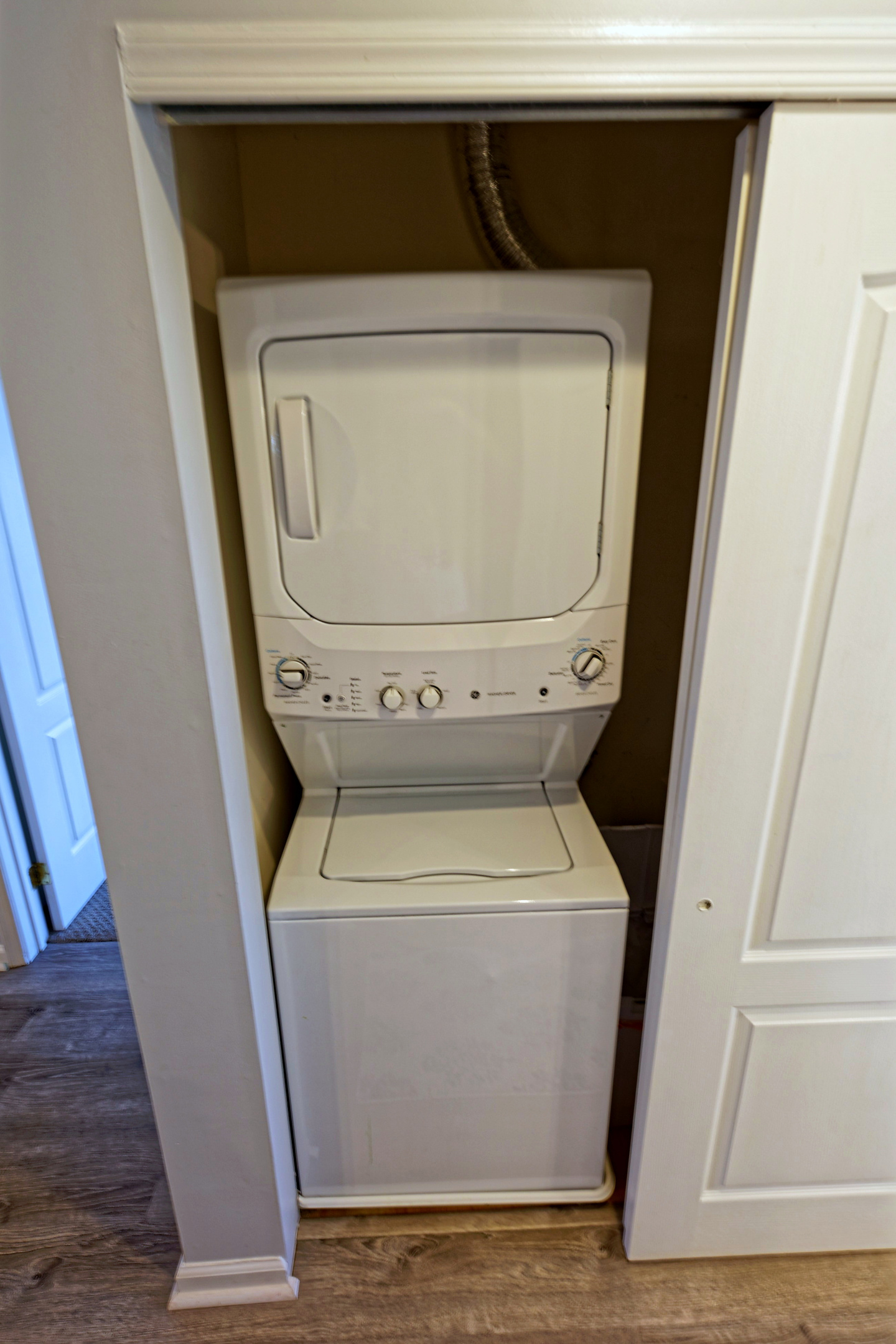 Laundry Room: Enjoy the convenience of in-unit laundry for carefree beach days!