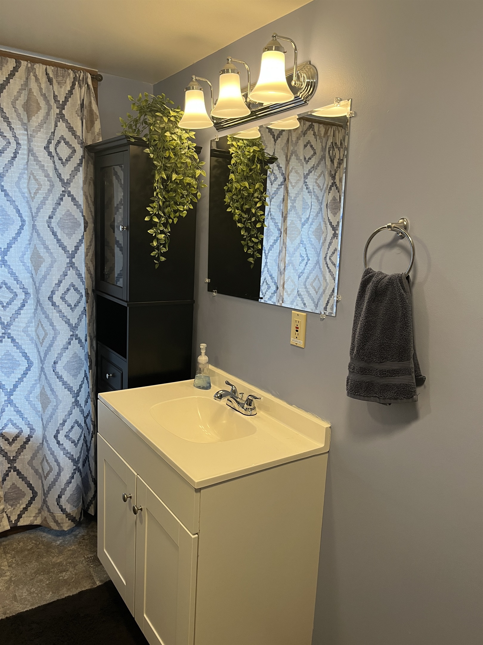 1st floor bath with tub/shower