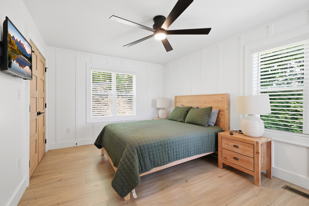 Main Bedroom with Ensuite Queen Bed