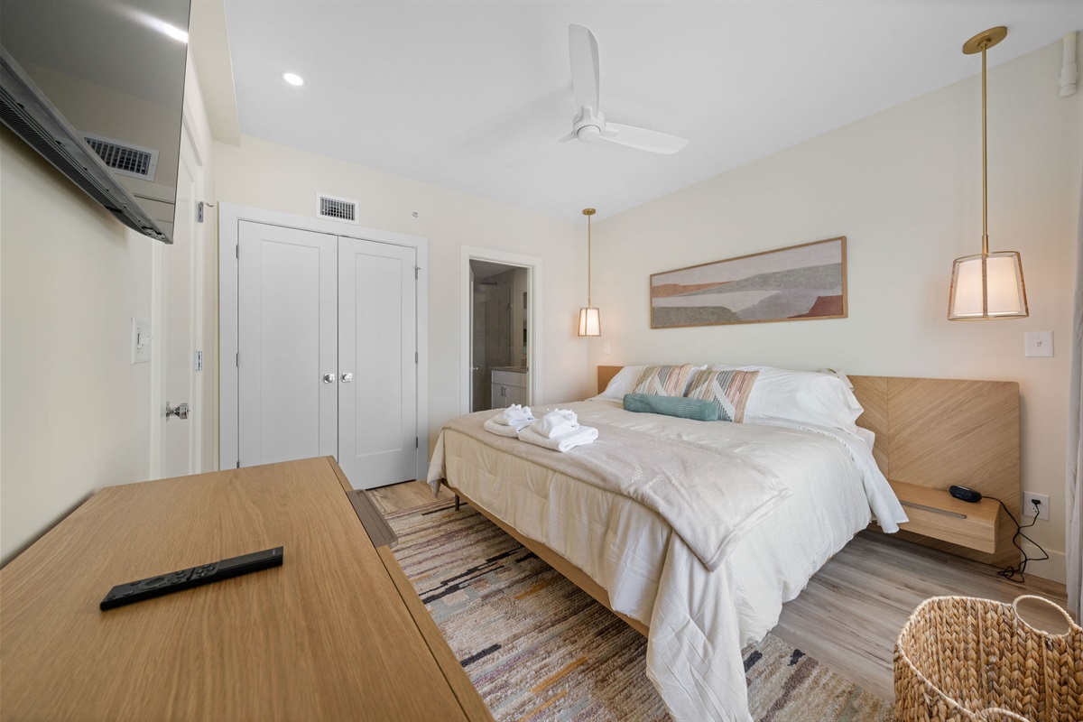 Space to unpack & stay awhile - Bedroom 1 (King)