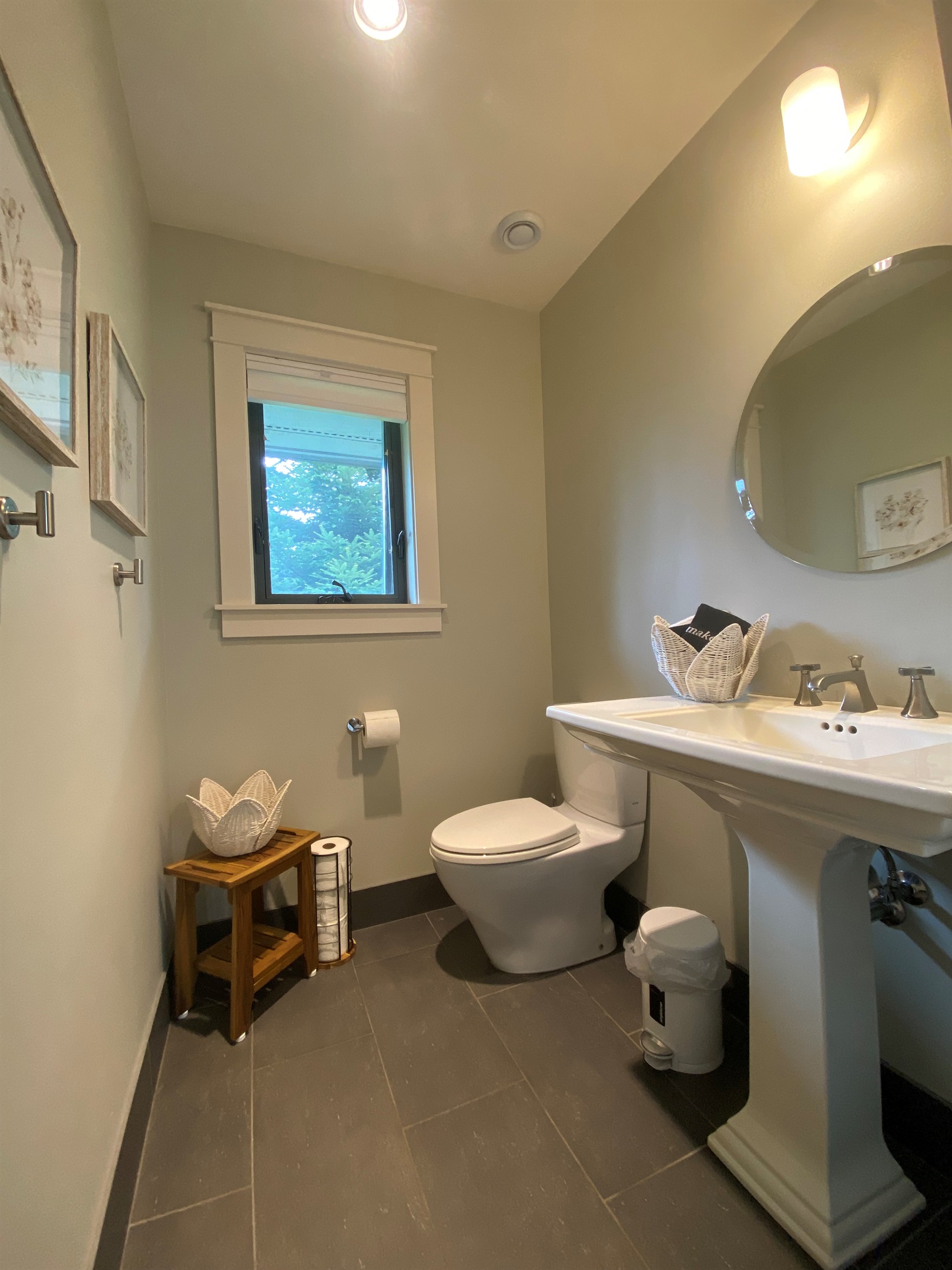 An extra powder room offers guests in the bonus room a convenient spot to get ready. With hooks for hot tub towels you can conveniently come in for a quick break while enjoying the outdoor space.