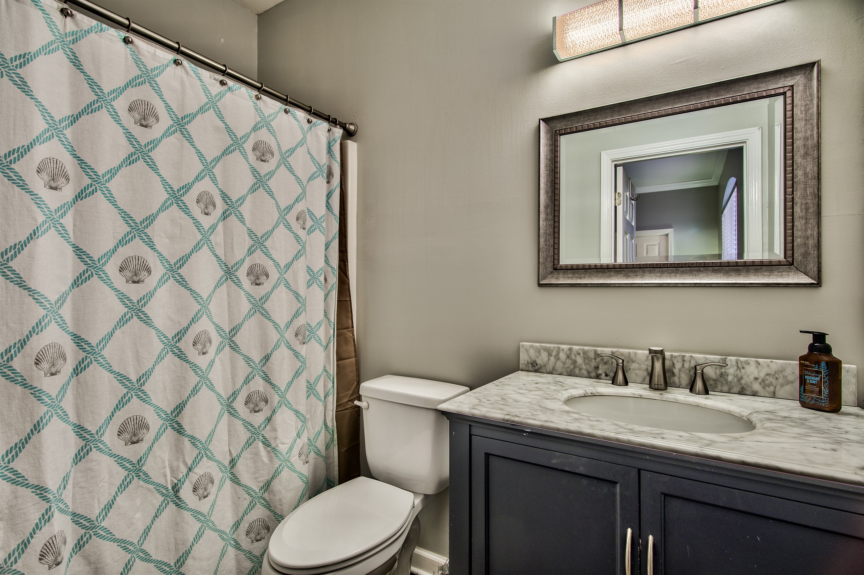 Master Ensuite with Tub/Shower