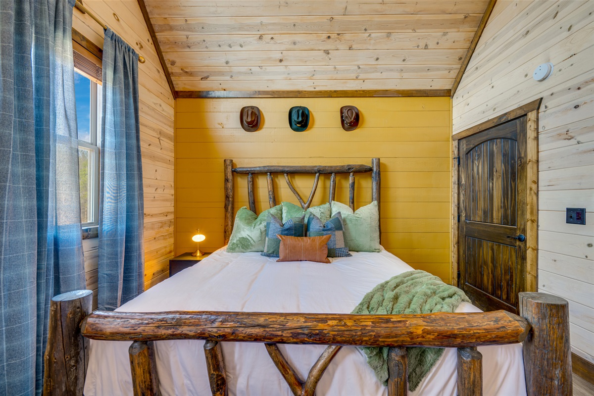 Rustic Retreat: Enjoy vibrant colors and nature-inspired decor in this inviting room!