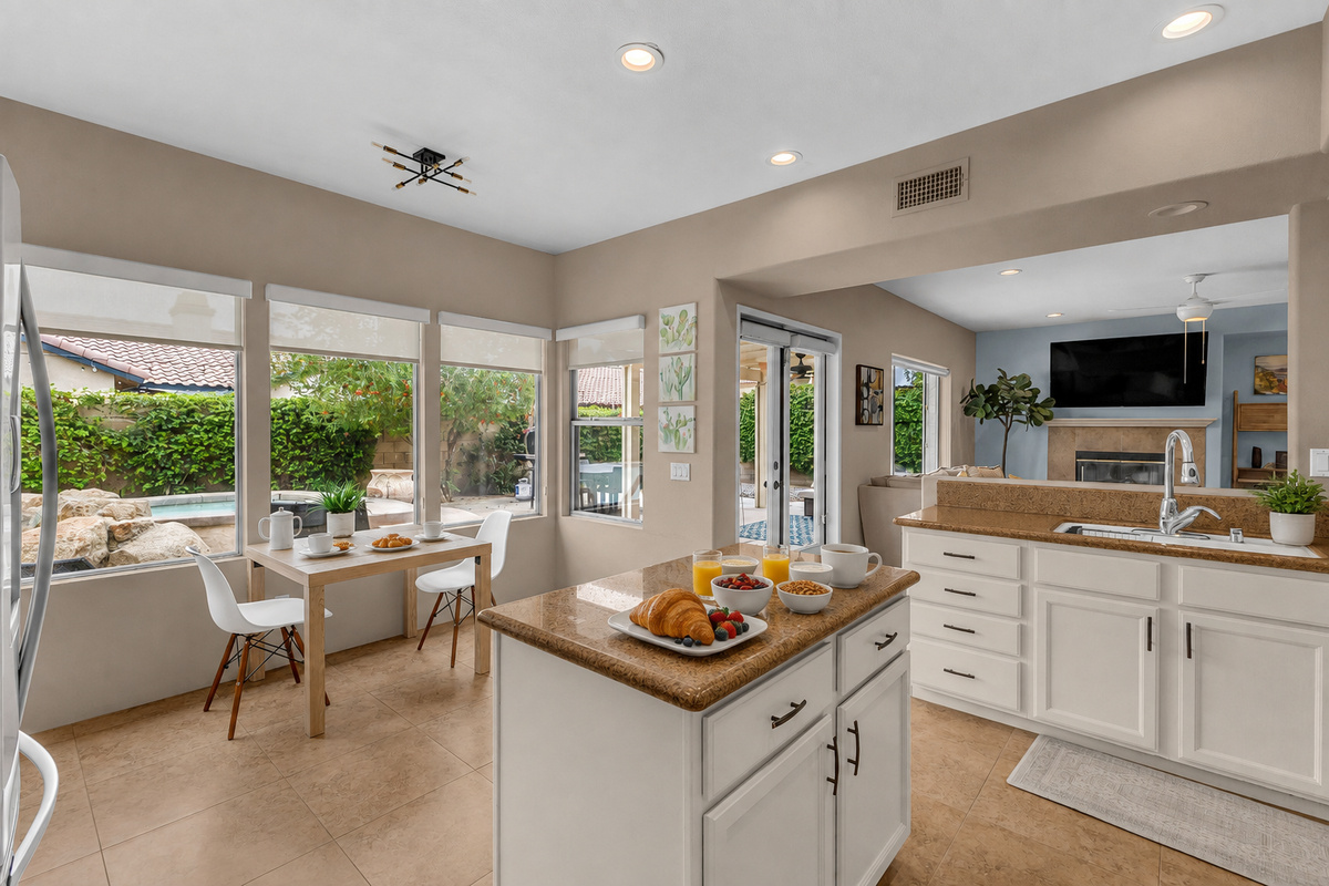 Enjoy coffee and breakfast in the kitchen 