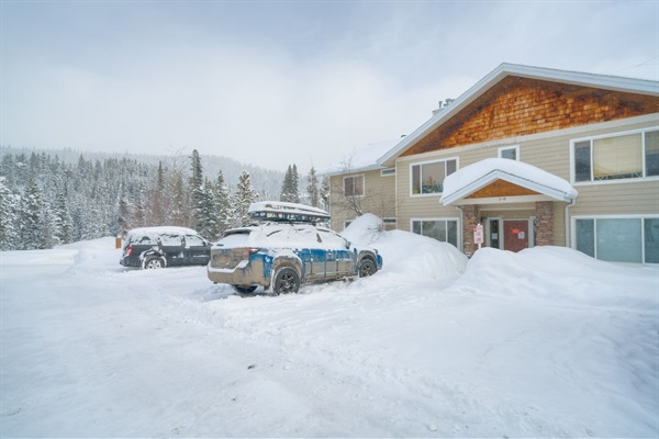 Park conveniently in front of  the condo and walk step-free to the ground floor chalet!