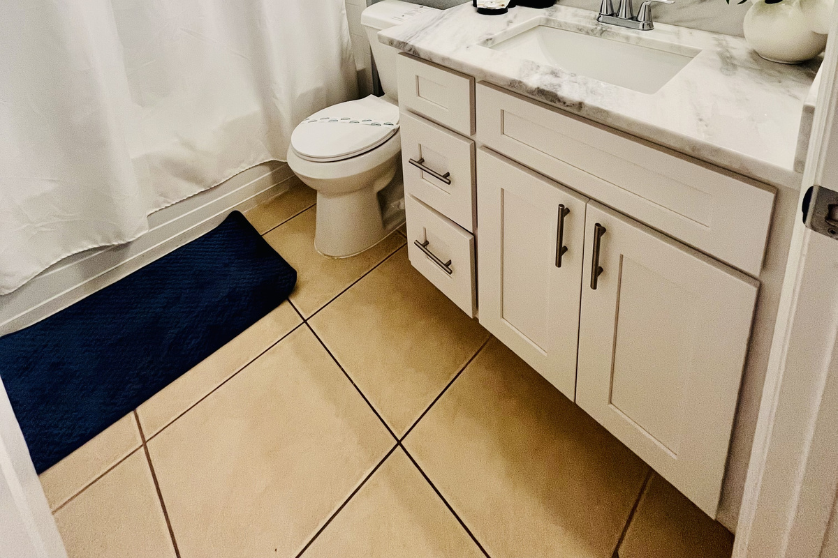 Mickey full bathroom with tub