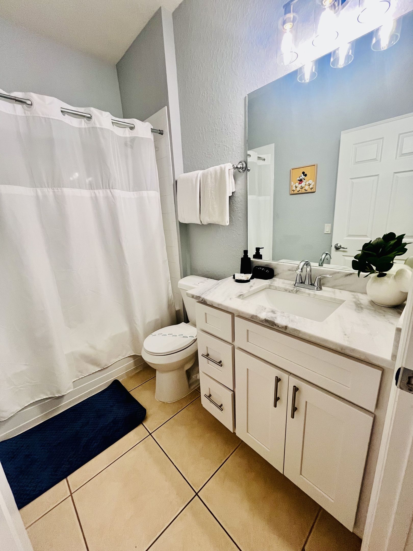 Mickey full bathroom with tub