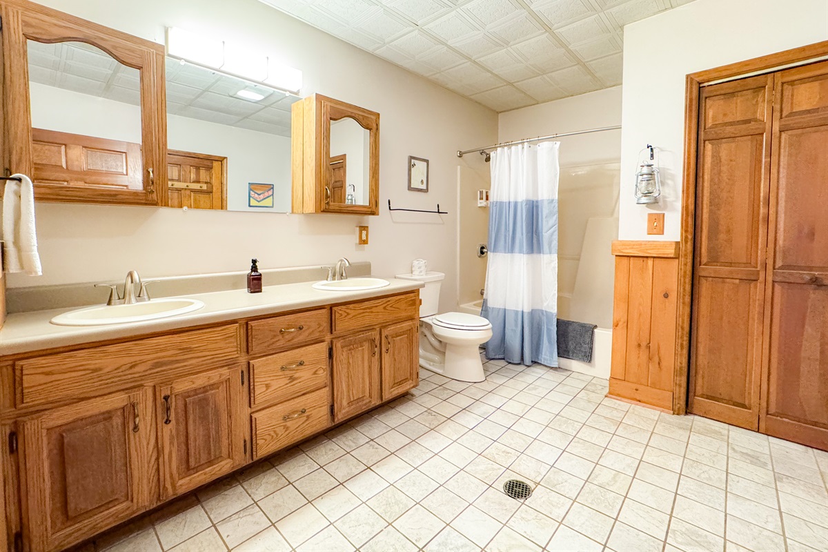 Large bathroom off the Smoky Mountain Railroads bedroom