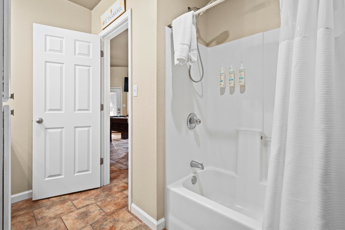 A clean shower-and-tub combo provides flexibility and comfort, making it easy for guests of all ages to freshen up after time on the water.