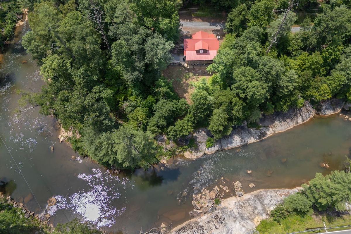 The River cabin sits on the broad river. Privately located