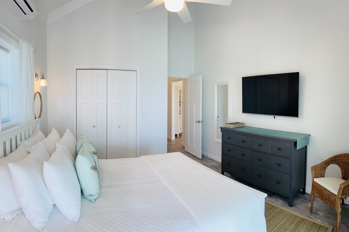 STARFISH BAY Waterfront guest room with sliding doors to the covered deck. Queen size bed with luxury hemp linens. A large closet and plenty of draw storage. Seperate mini split A/C and 50" Smart TV 