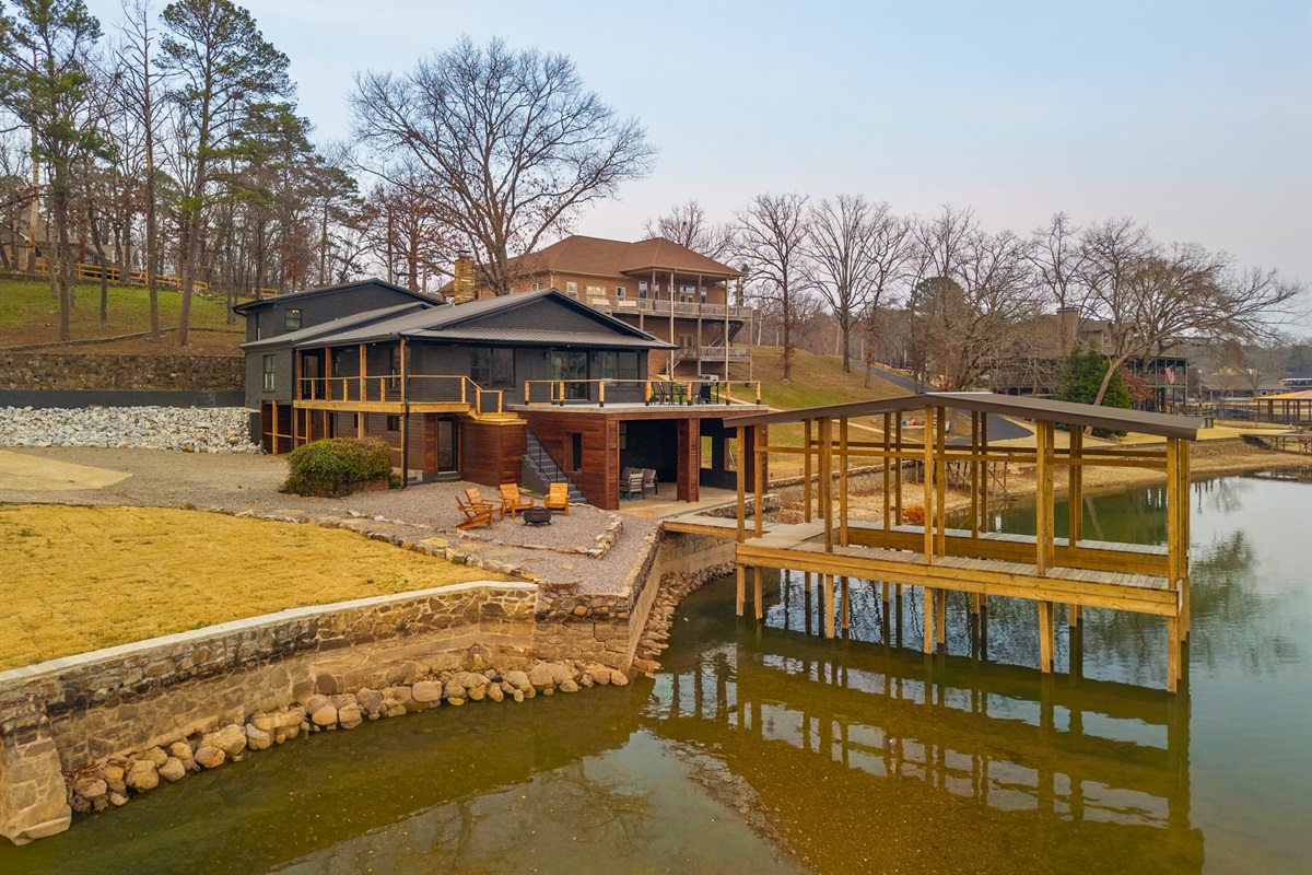 Sitting right along the shoreline, the property offers peaceful views and direct access to Lake Hamilton.