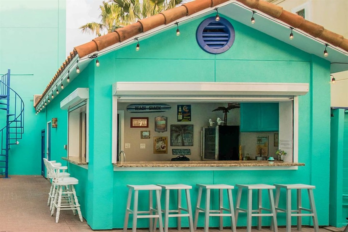 The Awesome Cabana Bar Has A Unique Flat Top Grill For Breakfast, Burgers, Or Anything You  Would Like To Serve Poolside. 