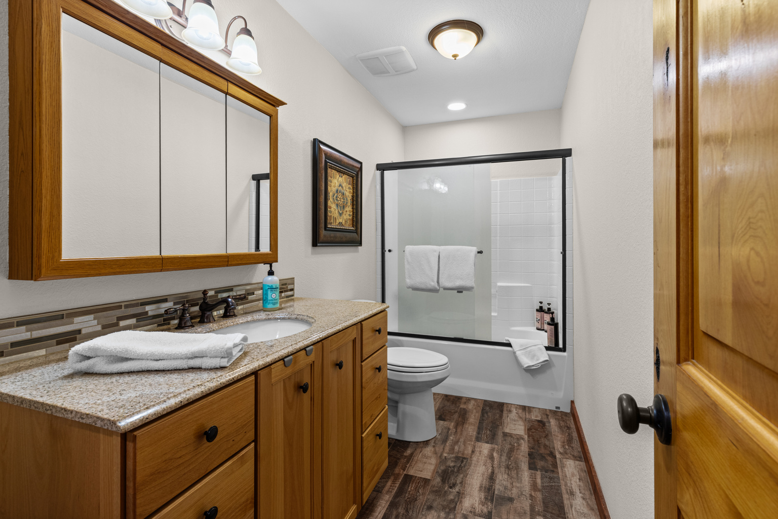 Guest Bathroom with Tub / Shower Combo