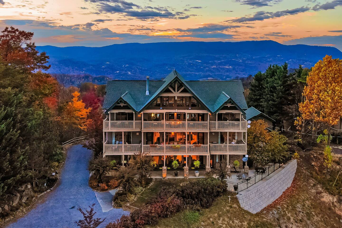 Tanasi Lodge, a 10-bedroom lodge on Hatcher Mountain in Sevierville, TN