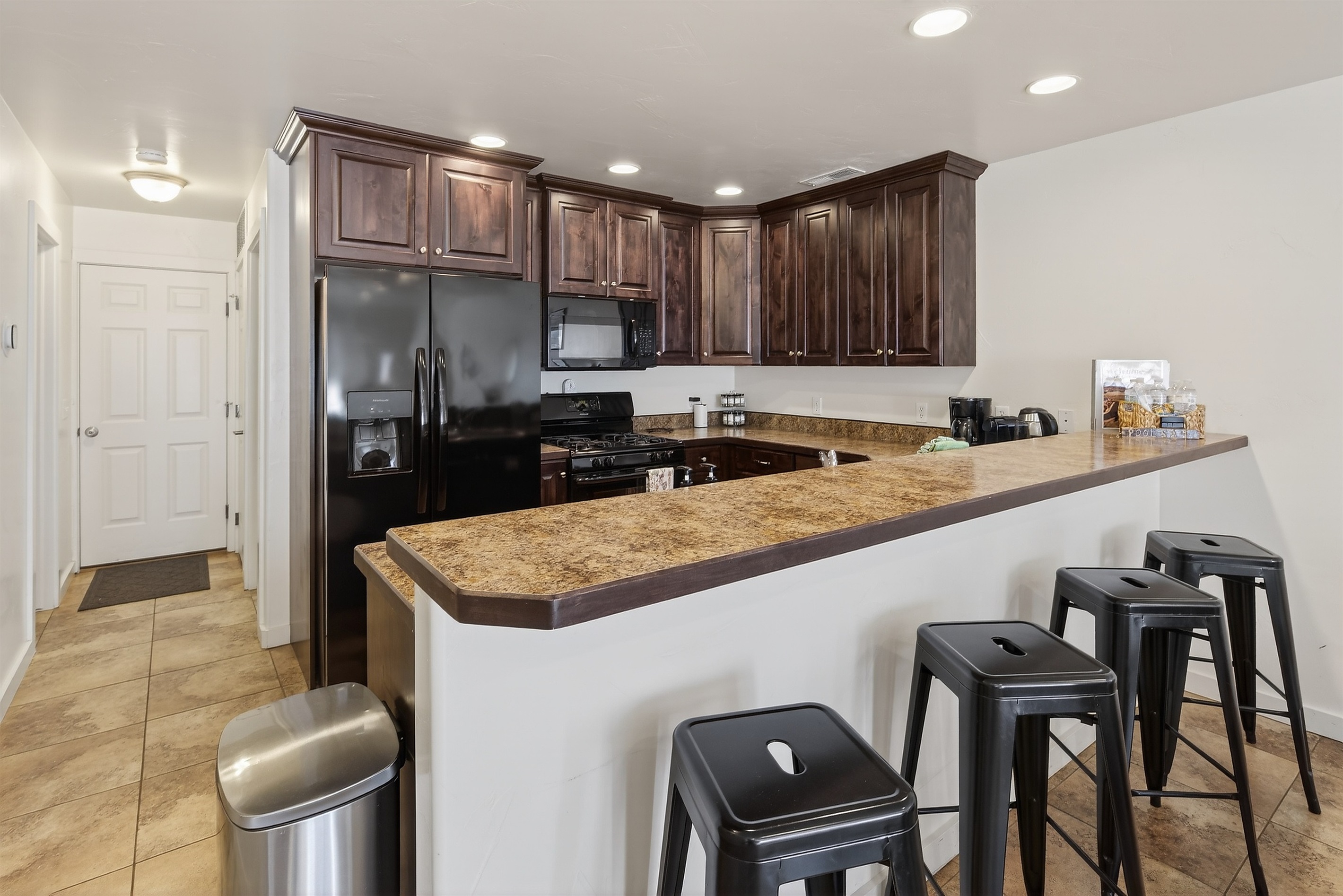 Kitchen & Breakfast Bar