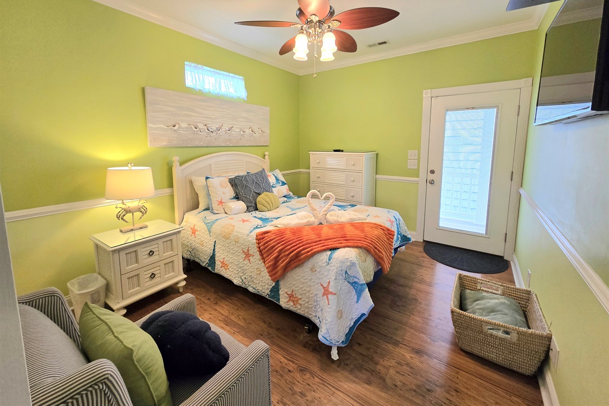 Bedroom 1 - Queen Main Level