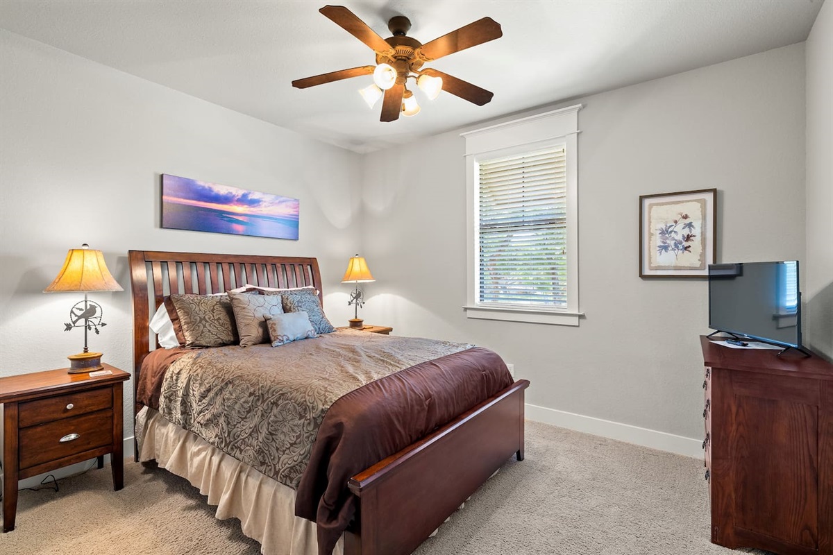 Upstairs Junior Master Bedroom with Queen Bed, HDTV & En Suite Bath