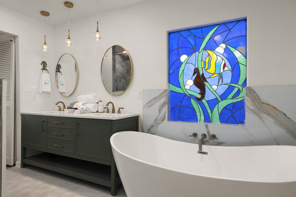 Pelican ensuite / Double vanity and full size soaking tub