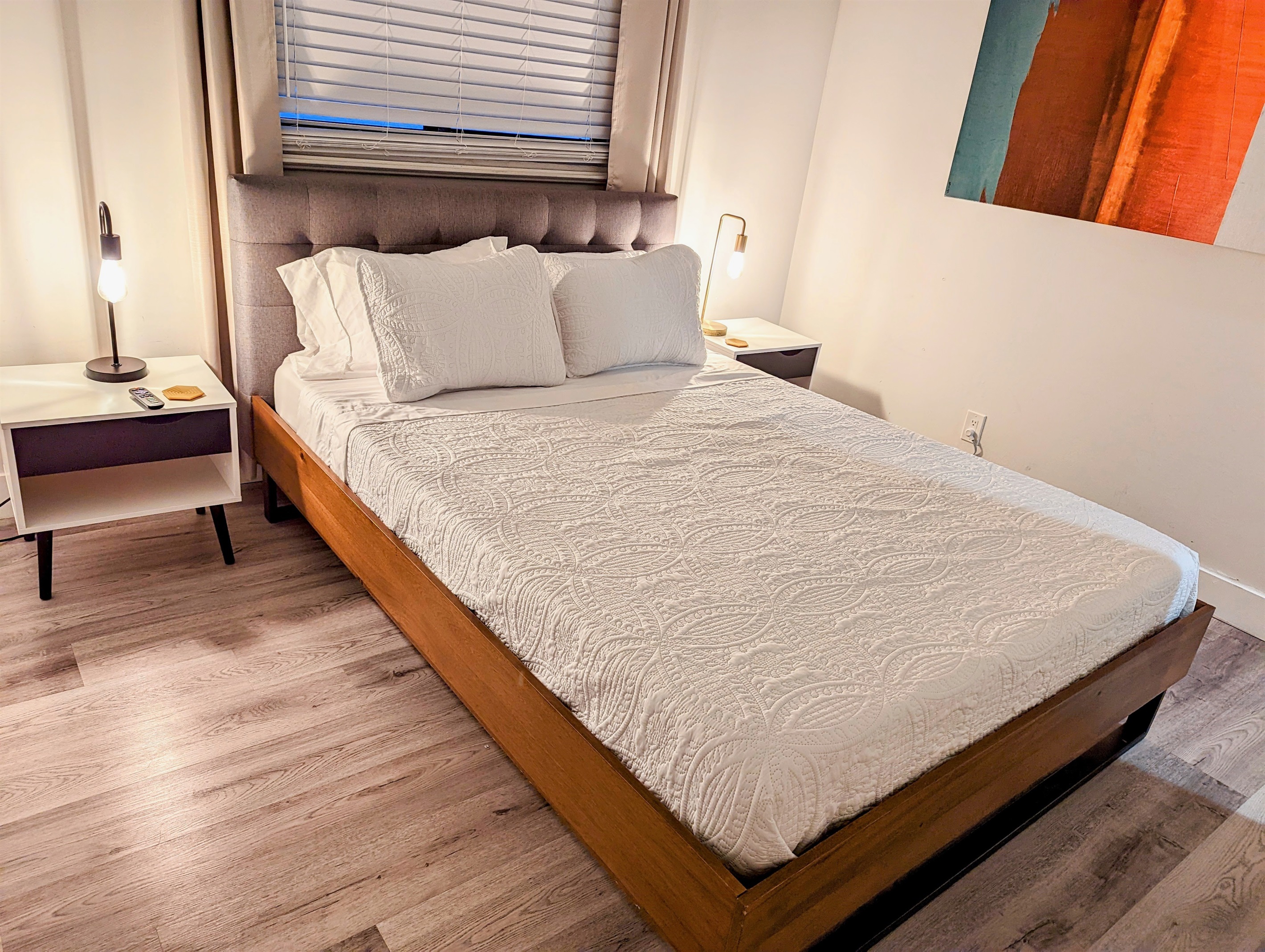 Edison bedside lamps provide a warm, intimate lighting.